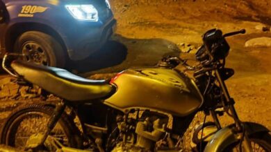 Foto de Polícia Militar recupera motocicleta furtada conduzida por menor na cidade de Aragarças