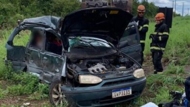 Foto de Três morrem após carro rodar na pista e bater em ônibus na MT-010