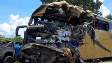 Foto de Colisão entre carreta e ônibus mata sete pessoas em MT – atualizada