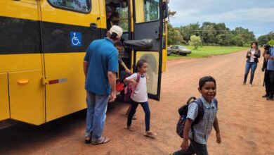 Foto de Do cantar do galo à sala de aula: ônibus escolares garantem acesso de alunos da zona rural à educação