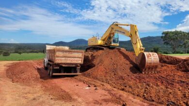 Foto de Em parceria com produtores rurais, Prefeitura realiza cascalhamento das estradas no complexo do Bateia