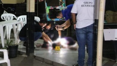 Foto de Homem é executado com pelo menos 4 tiros em bar e suspeito foge