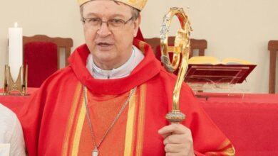 Foto de A Igreja que distribui a Eucaristia partilha também a compaixão.