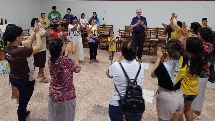 Cardeal Czerny visita a periferia da cidade de Manaus