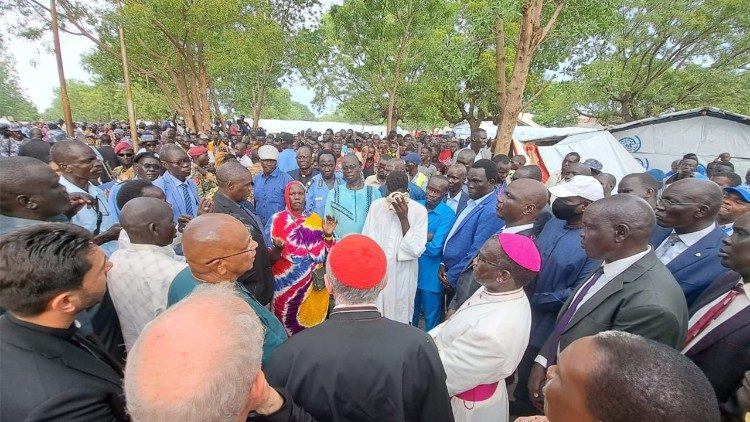 Parolin entre os refugiados em Malakal