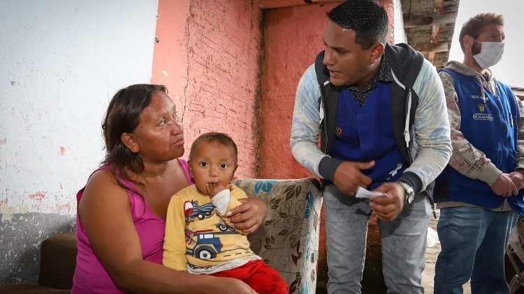 De origem venezuelana, Gabriel Lizarraga ajuda seus compatriotas atuando como mediadora intercultural, para que eles tenham acesso mais fácil aos serviços de saúde no Brasil. (Foto: Prefeitura de Porto Alegre)