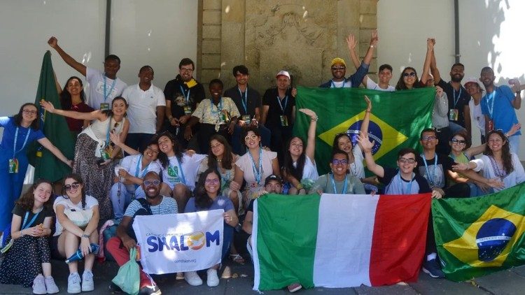 Grupo de jovens da Comunidade Shalom durante a JMJ 2023