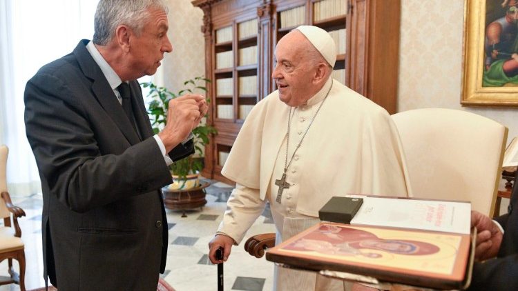 O Papa durante a audiência com os membros da Fundação Blanquerna