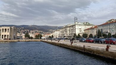 Foto de Francisco em Trieste: encontro com migrantes e portadores de necessidades especiais