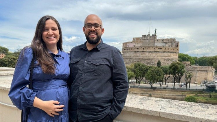 Guilherme e Laiza visitaram as dependências da Rádio Vaticano - Vatican News