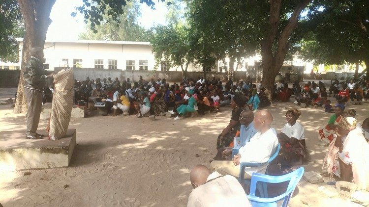 Centenas de fiéis numa celebração ao ar livre