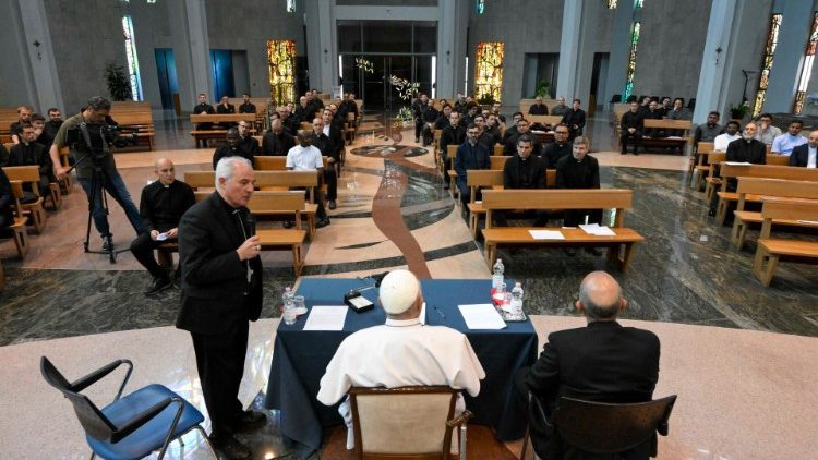 Francisco durante o diálogo com os sacerdotes