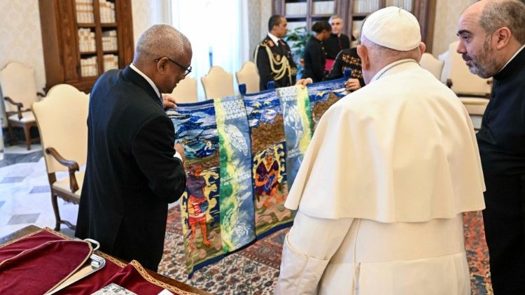 Tapeçaria caboverdiana oferecida ao Santo Padre