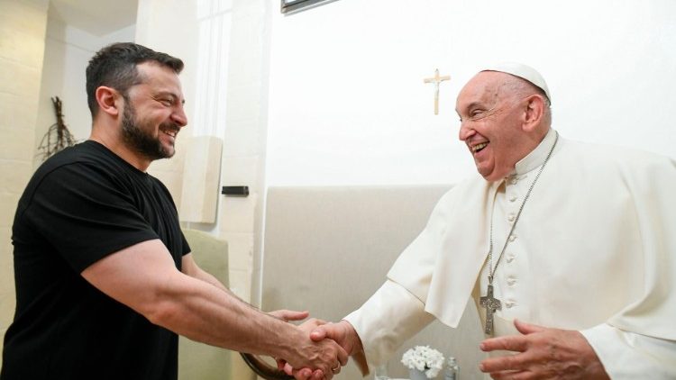 O Papa durante o encontro bilateral com o presidente ucraniano Zelensky