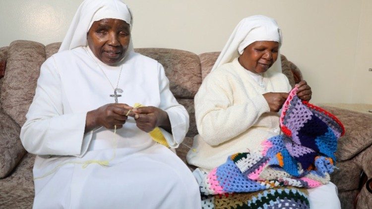 Irmã Mary Carmen e Irmã Mary Angelina trabalhando com crochê