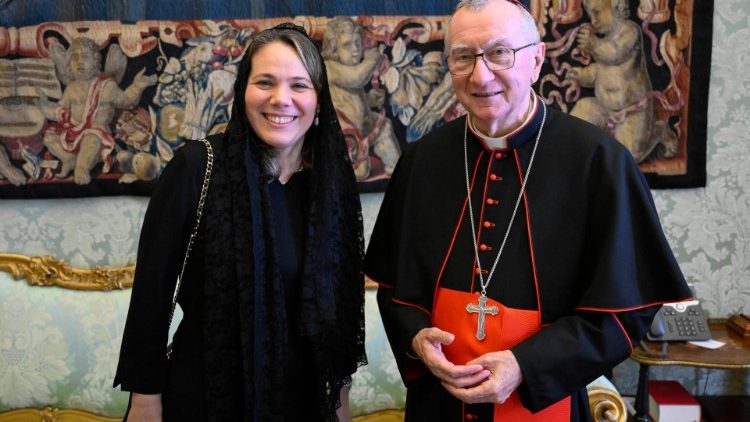 Romina também encontrou o cardeal Pietro Parolin, secretário de Estado do Vaticano