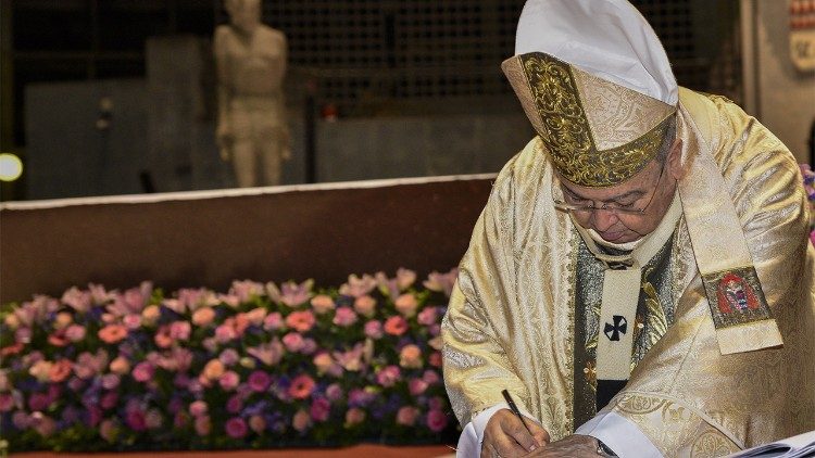 Cardeal Tempesta assina a Carta Pastoral