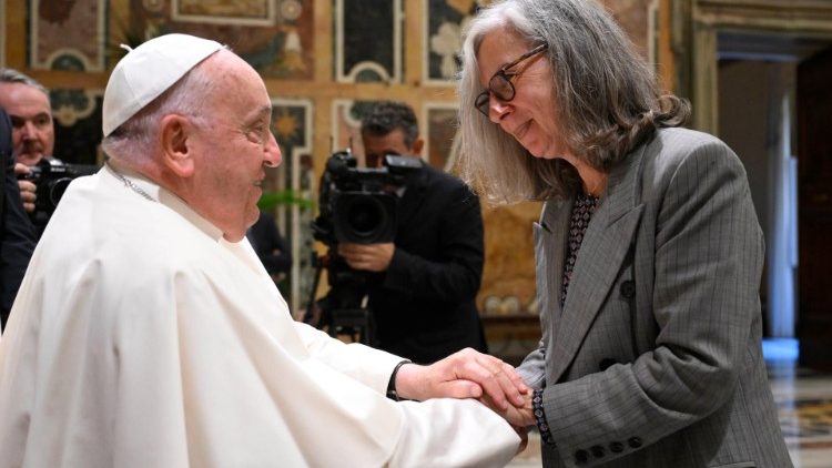 O Papa ao saudar Gloria Fontana, em seu último dia de trabalho após 48 anos de serviço