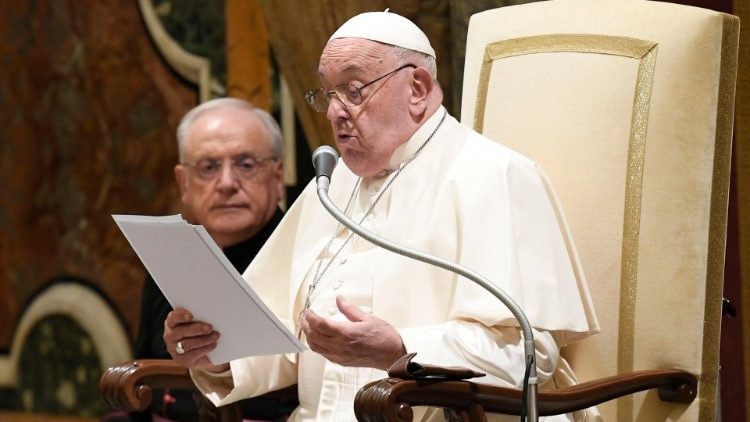 O Papa Francisco durante a leitura do discurso na Sala Clementina