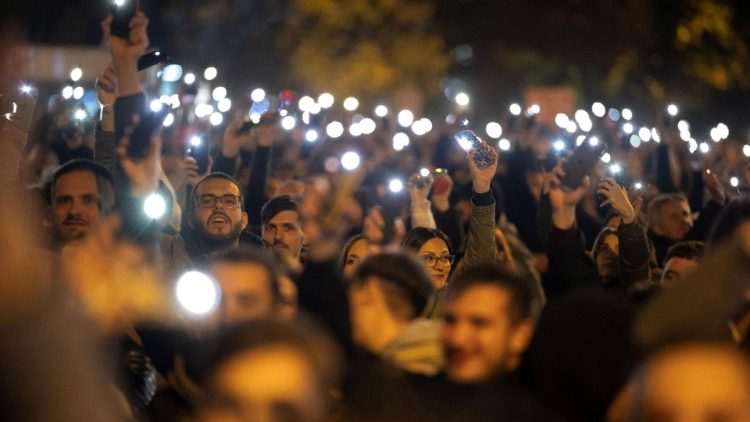 Manifestantes nas ruas de Novi Sad