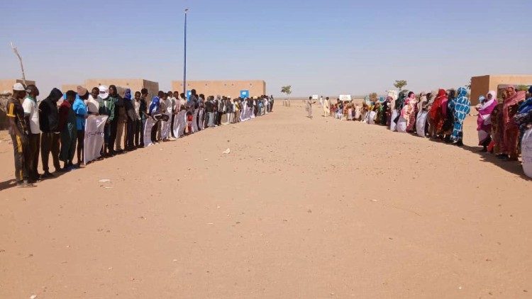 Uma imagem do protesto dos refugiados no deserto do Níger