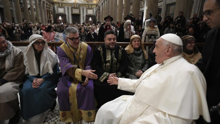 Papa com figurantes do Presépio vivo