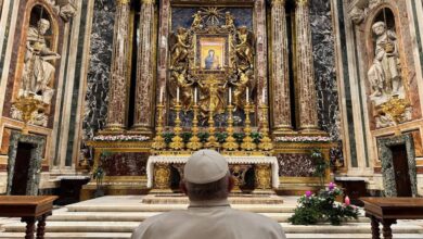 Foto de Papa na Basílica de Santa Maria Maior antes de sua viagem a Ajaccio