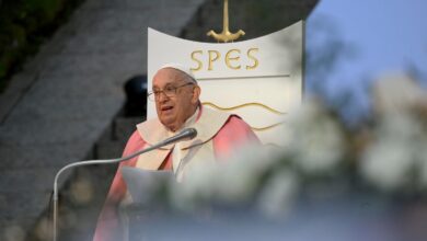 Foto de Papa na missa em Ajácio: quem se considera justo não se renova