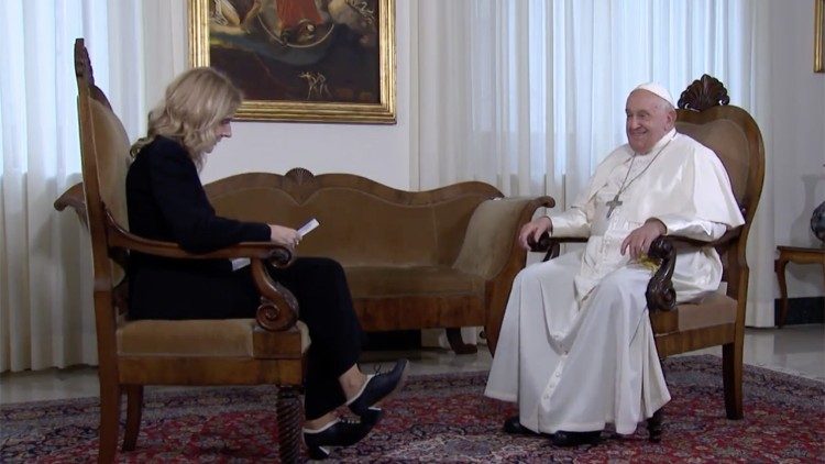 Um momento da entrevista (Vatican Media)