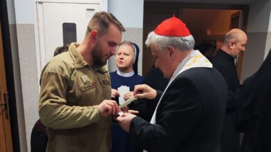 Foto de Krajewski na Ucrânia: a Igreja unida diante da violência da guerra