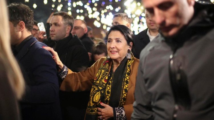 A presidente cessante da Geórgia, Salome Zourabichvili, participa de um protesto em frente ao Parlamento Georgiano em Tbilisi, Geórgia, 22 de dezembro de 2024. Os legisladores georgianos elegeram Mikheil Kavelashvili como o novo presidente do país em uma votação parlamentar controversa em 14 de dezembro que gerou acusações de ilegitimidade e protestos. A presidente cessante da Geórgia, Salome Zourabichvili, condenou a nomeação de Kavelashvili como "ilegítima" e declarou-se a única representante legítima do poder no país. EPA/DAVID MDZINARISHVILI