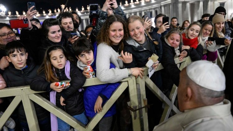 Papa saúda os fiéis a caminho do presépio