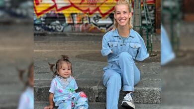 Foto de Mãe sem braços inspira ao mostrar sua rotina com filha