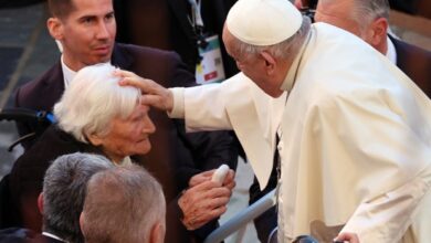 Foto de O Papa abençoa mulher de 108 anos durante sua visita à Córsega