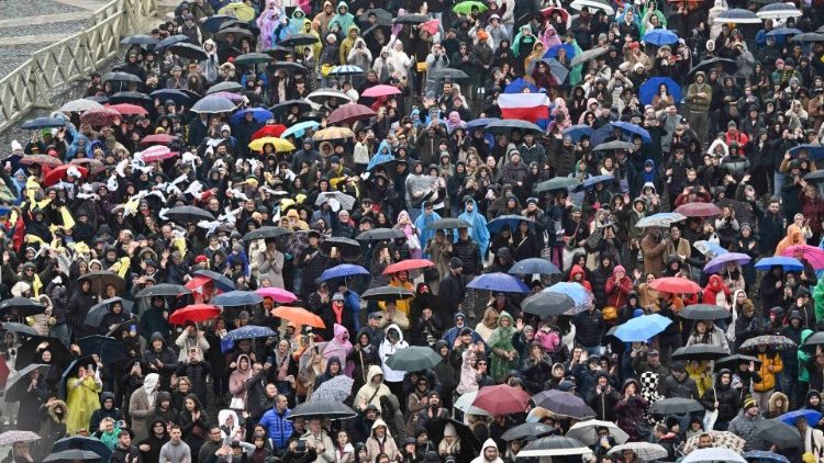 Angelus sob chuva na Praça São Pedro