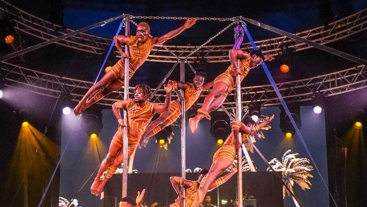 Circo Africano atua em  Roma 