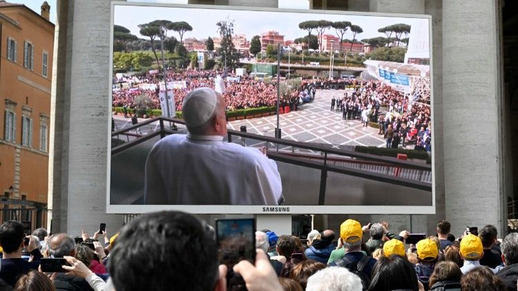 Os fiéis puderam acompanhar a saudação do Papa na Praça São Pedro